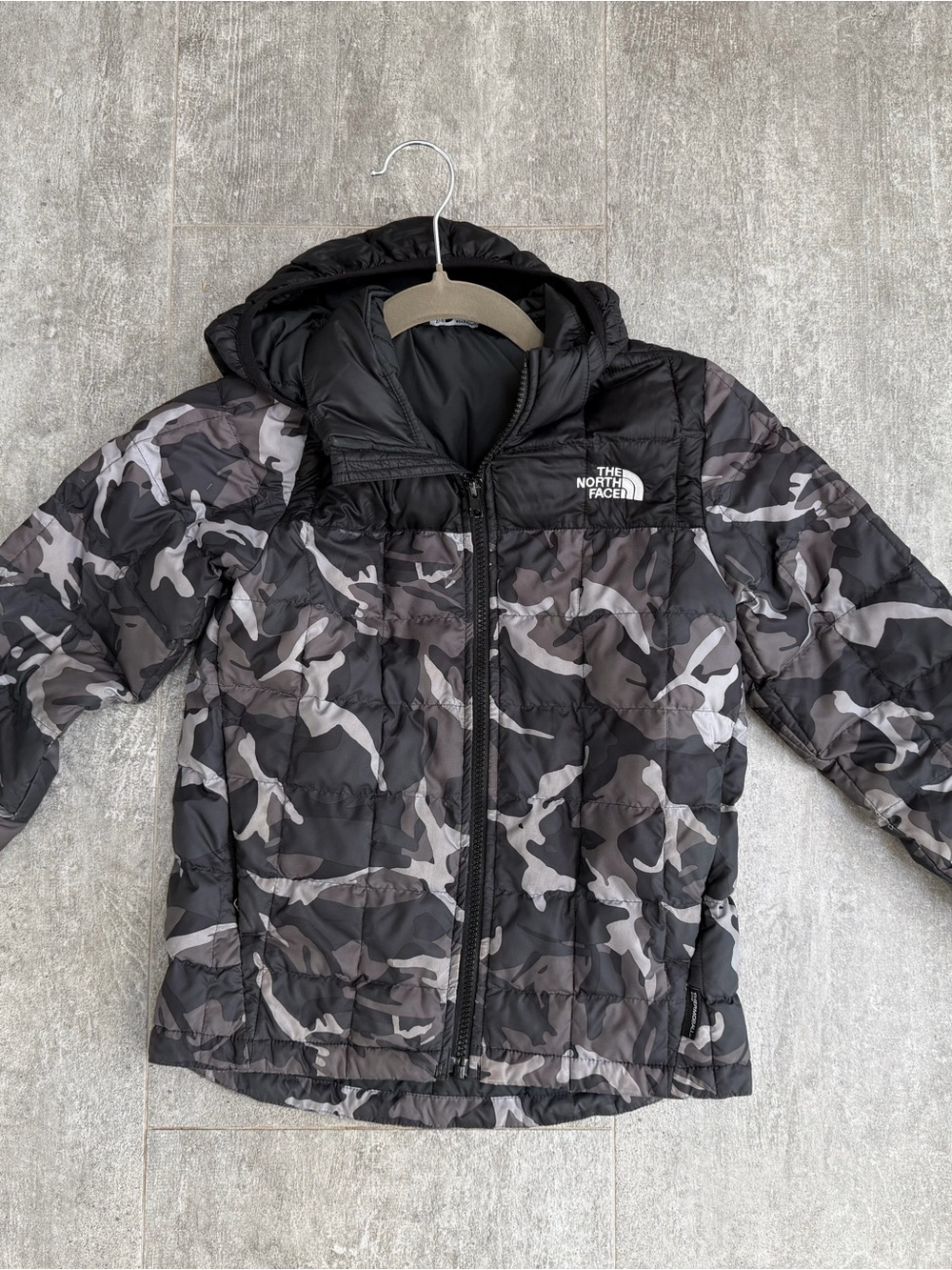 The North Face Kids Black & Gray Camo Puffer Jacket - boys sm (7/8)